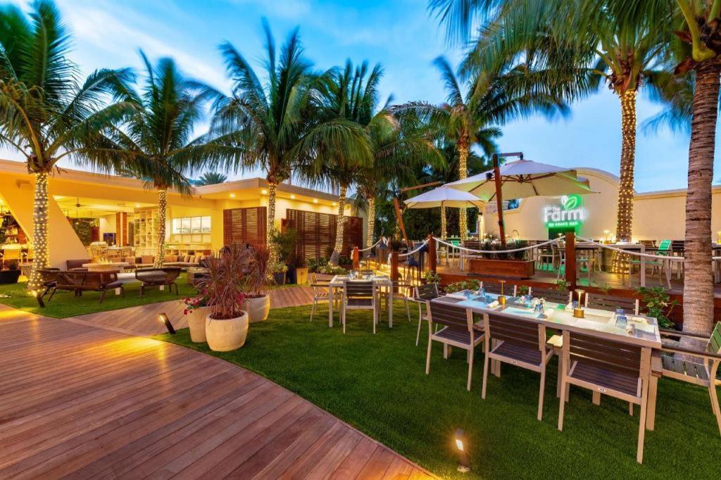 Seven Stars Resort & Spa Грейс Бей Екстериор снимка