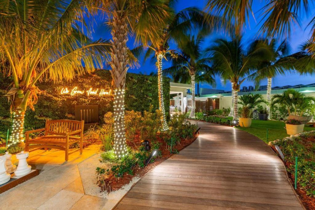 Seven Stars Resort & Spa Грейс Бей Екстериор снимка