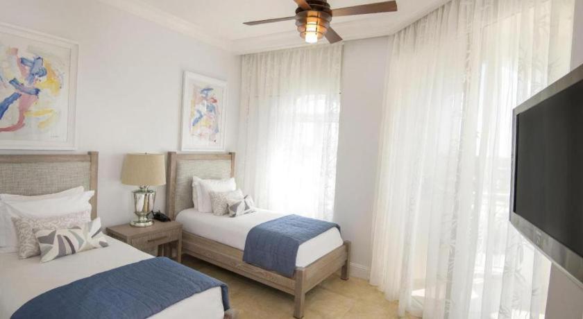 Seven Stars Resort & Spa Грейс Бей Екстериор снимка